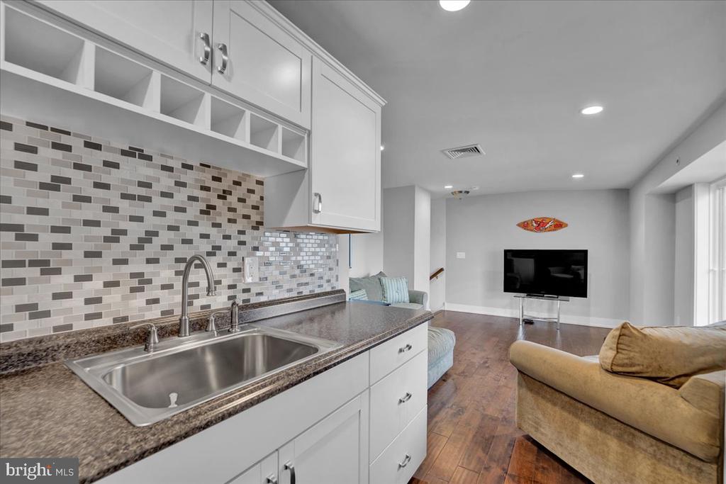 364 W 7th Ave