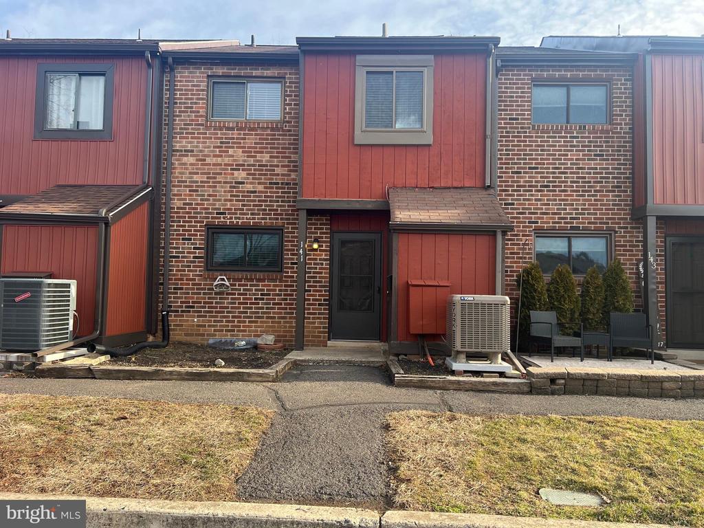 141 LARCHWOOD CT