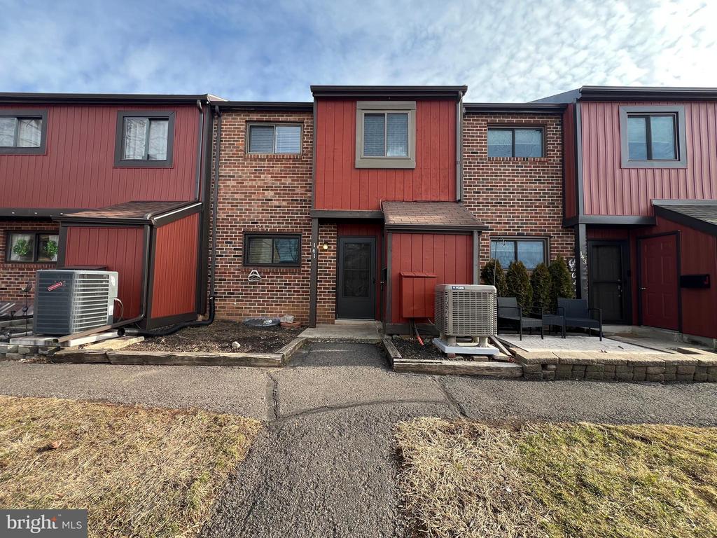 141 LARCHWOOD CT