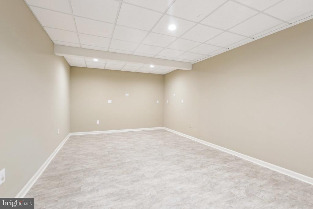 633 Harpers Ln