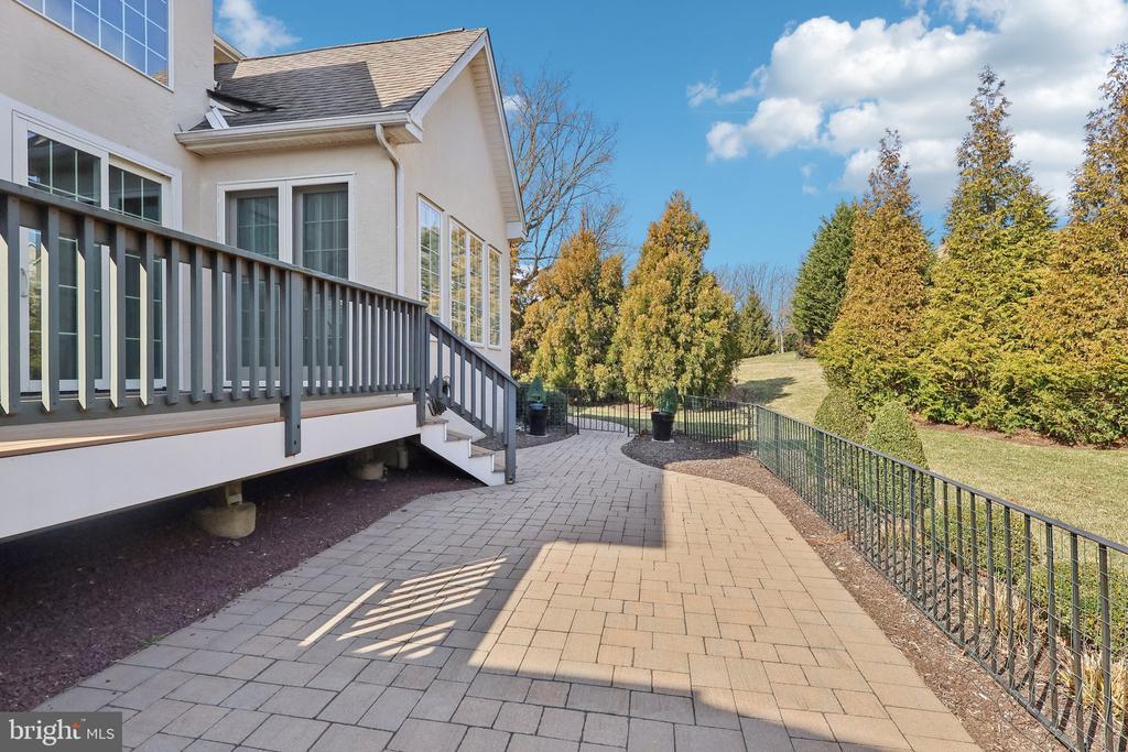 633 Harpers Ln