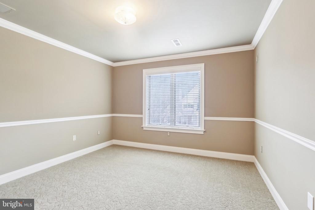 633 Harpers Ln