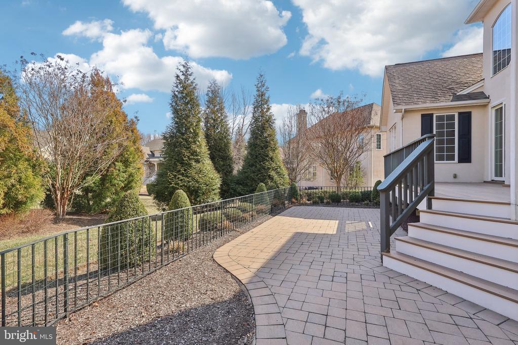 633 Harpers Ln