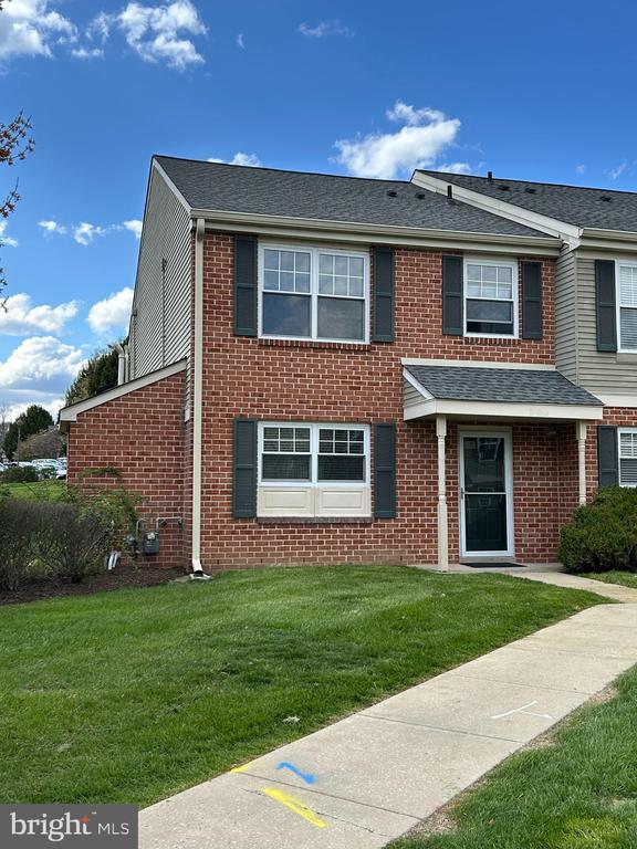 8 BARCLAY CT #203 U-8