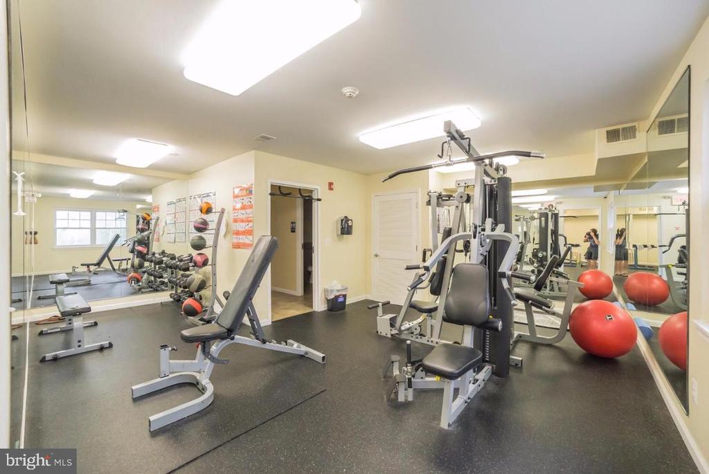 8 BARCLAY CT #203 U-8