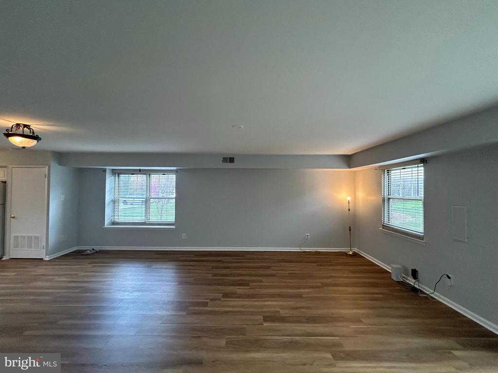 8 BARCLAY CT #203 U-8