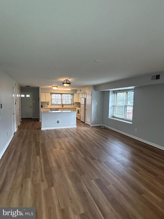 8 BARCLAY CT #203 U-8