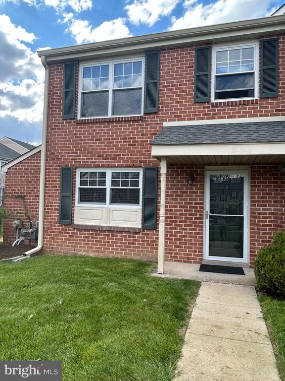 8 BARCLAY CT #203 U-8