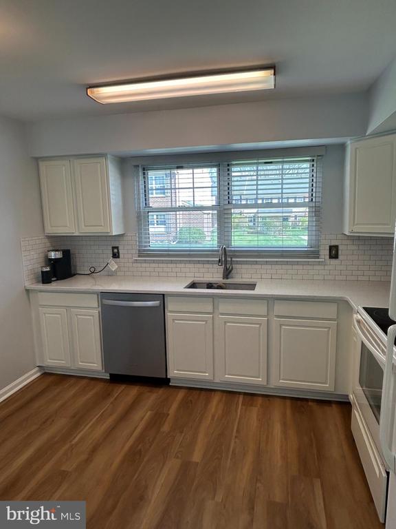8 BARCLAY CT #203 U-8