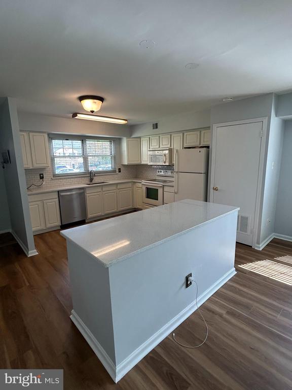 8 BARCLAY CT #203 U-8