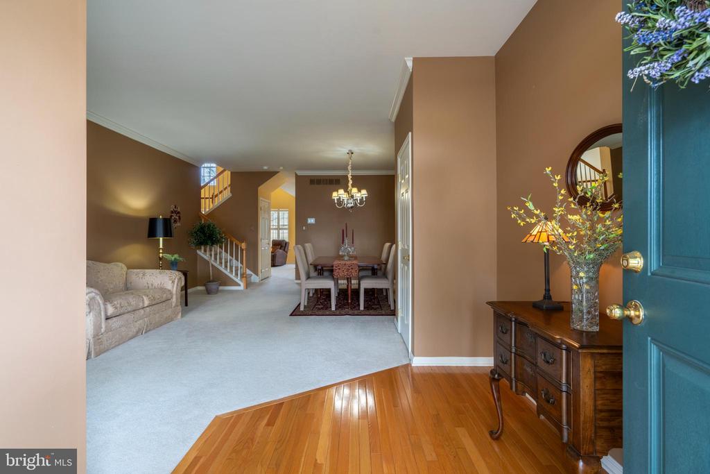 121 Castle Dr