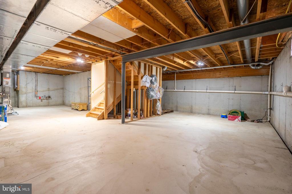 121 Castle Dr