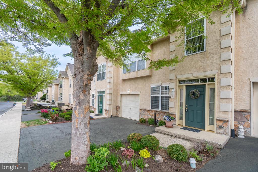 121 Castle Dr