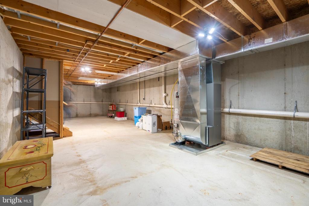 121 Castle Dr
