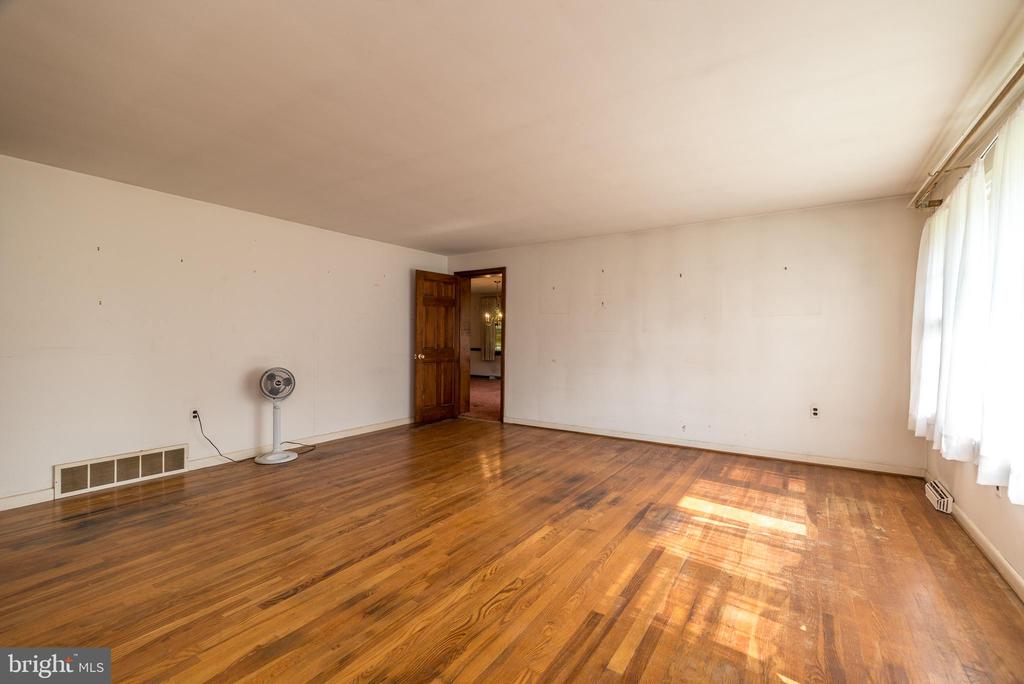 937 General Nash Dr