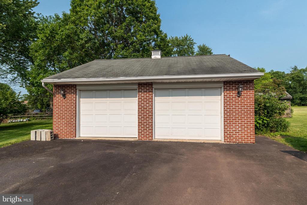937 General Nash Dr