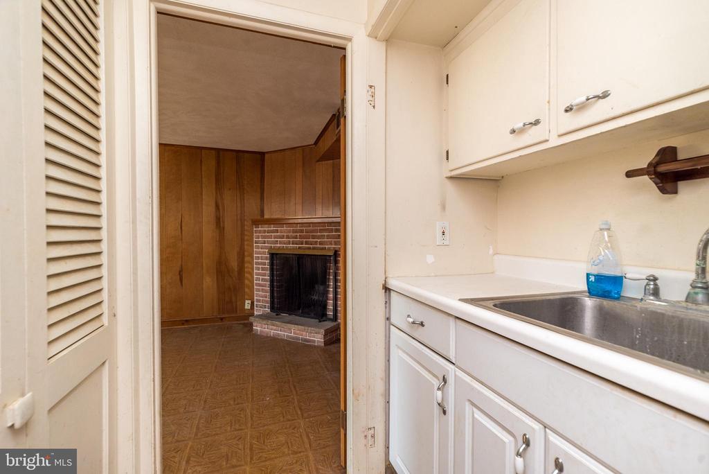 937 General Nash Dr