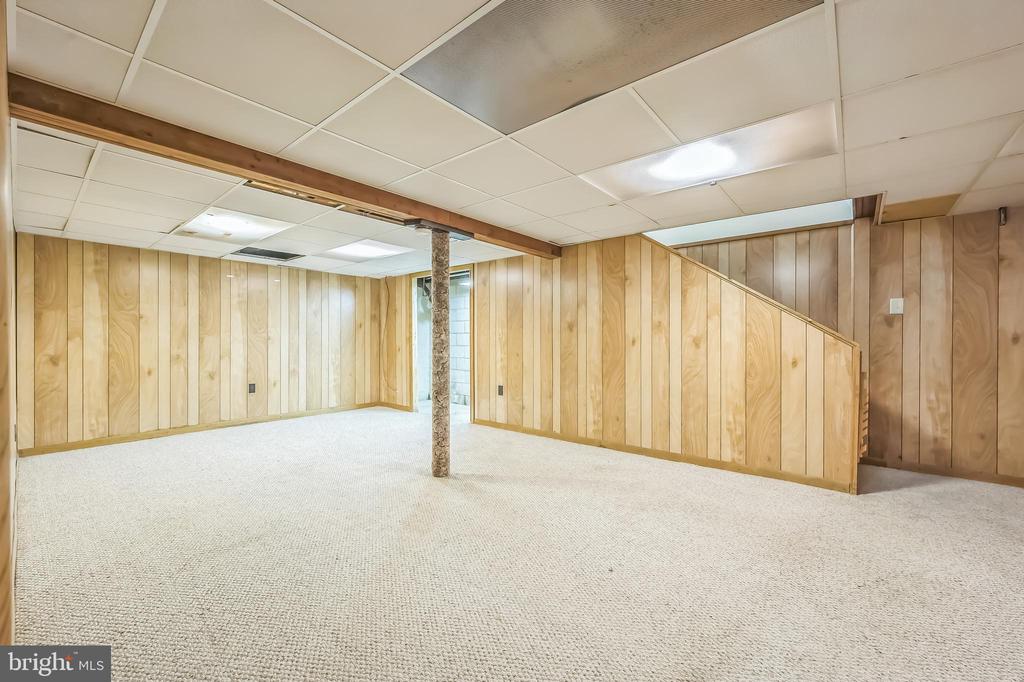 102 Meadowood Dr
