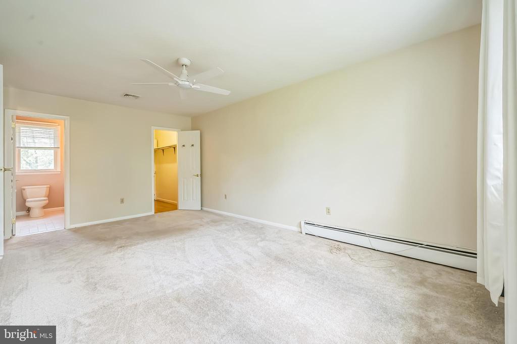 102 Meadowood Dr