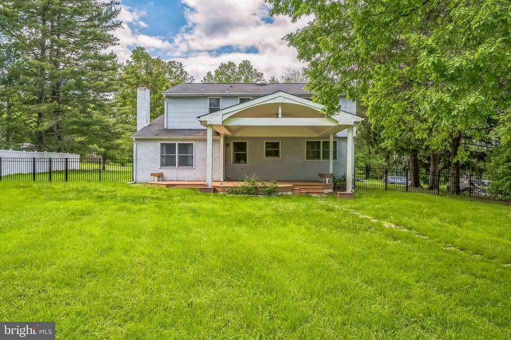 102 Meadowood Dr