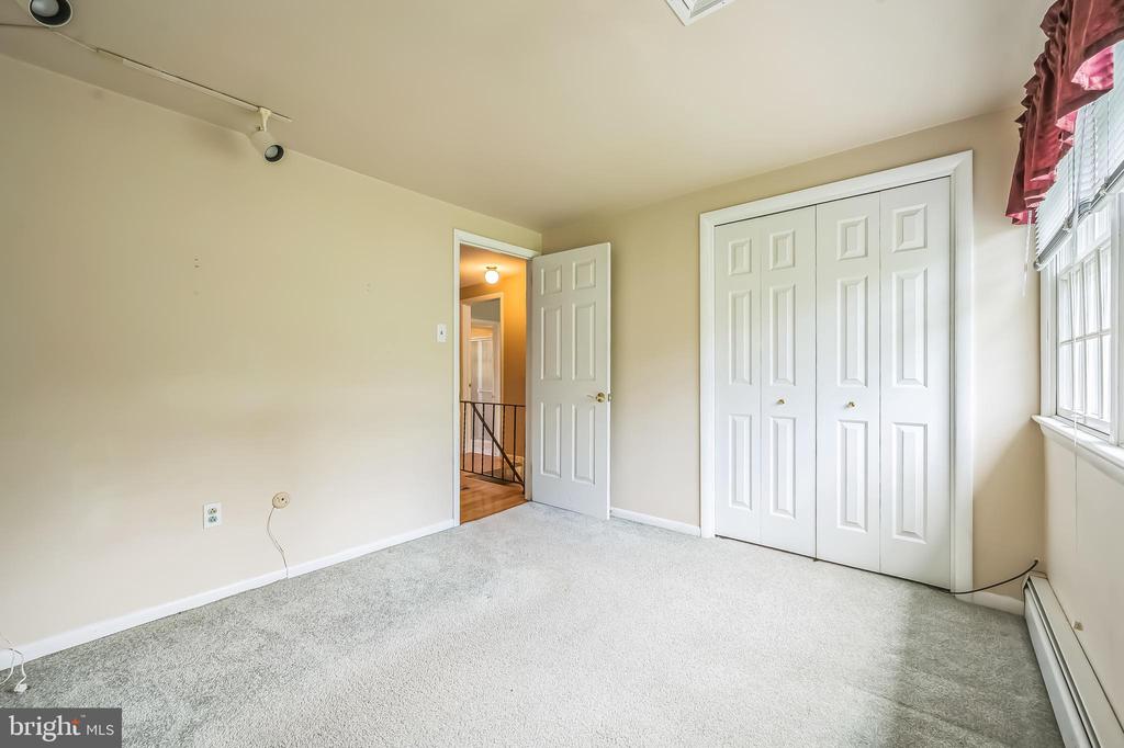 102 Meadowood Dr