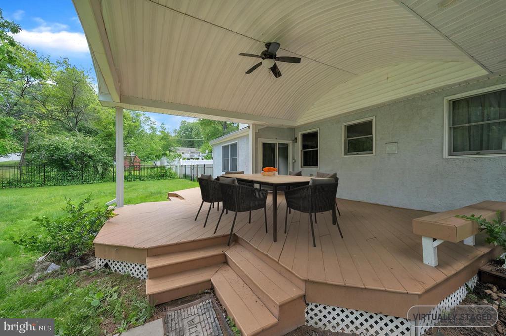 102 Meadowood Dr