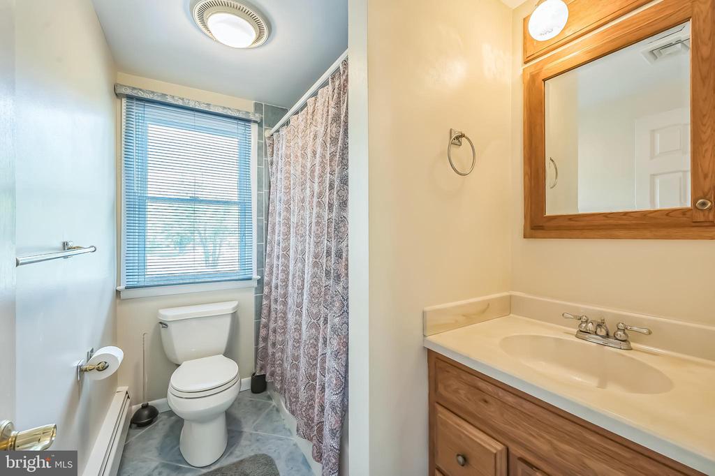 102 Meadowood Dr