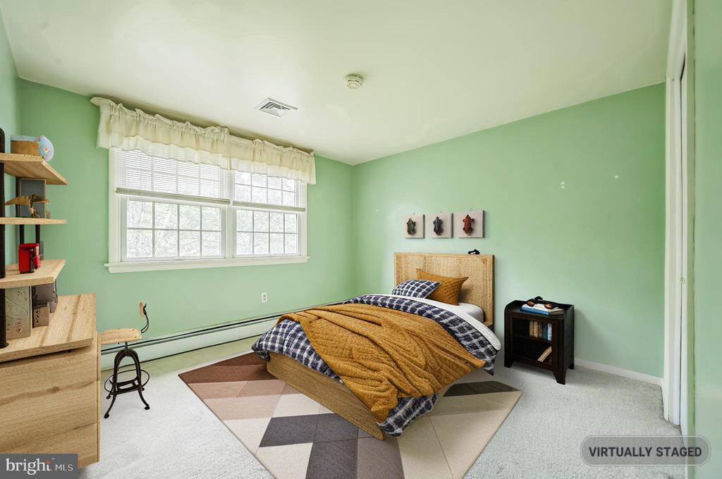 102 Meadowood Dr