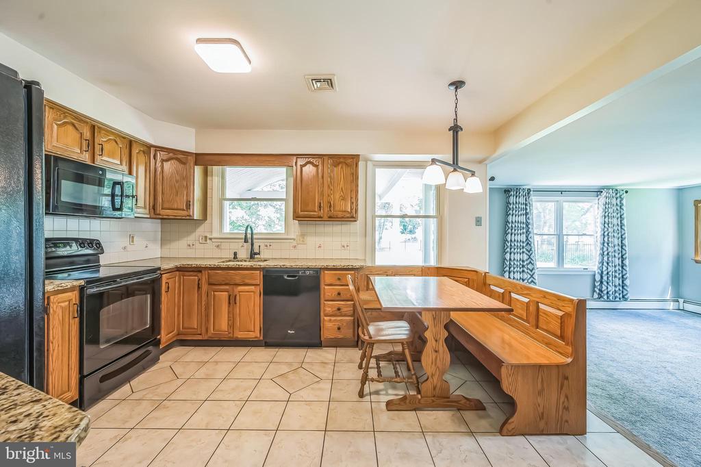 102 Meadowood Dr