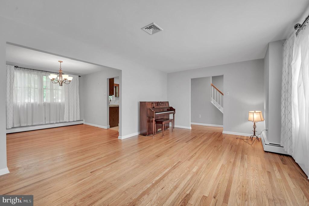 102 Meadowood Dr