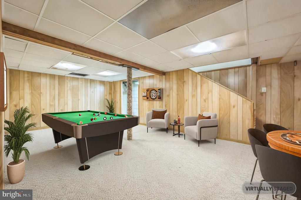 102 Meadowood Dr