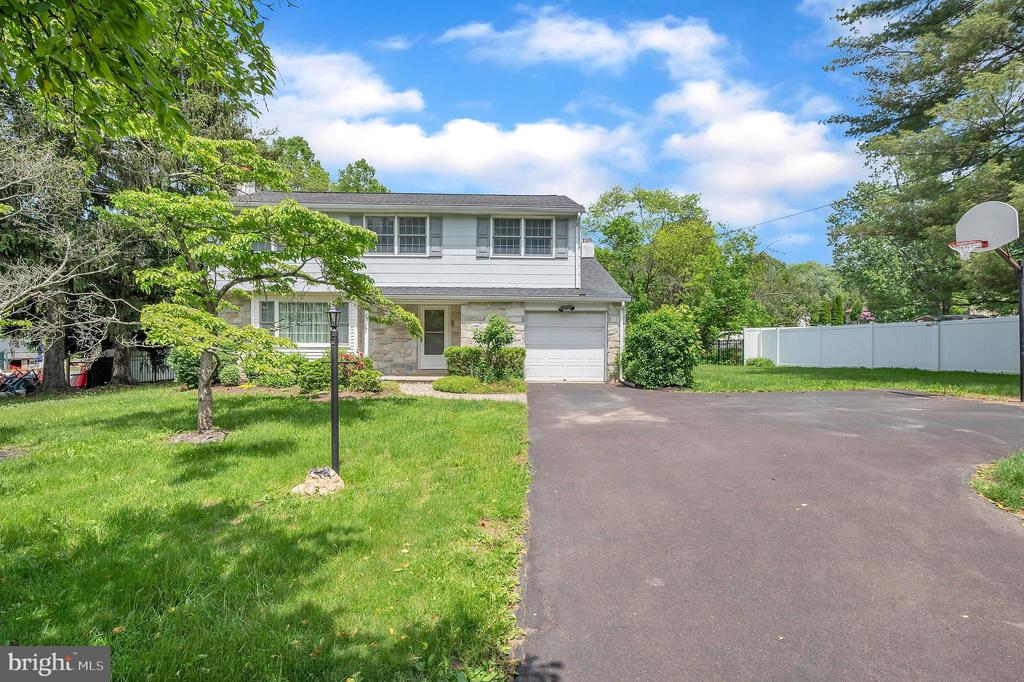 102 Meadowood Dr