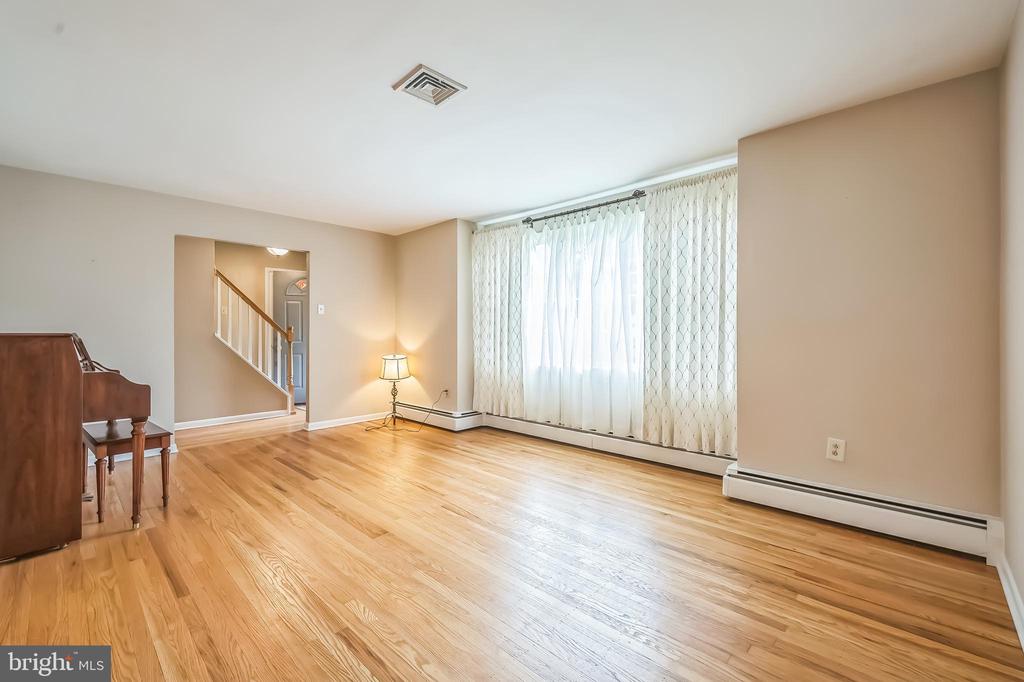 102 Meadowood Dr
