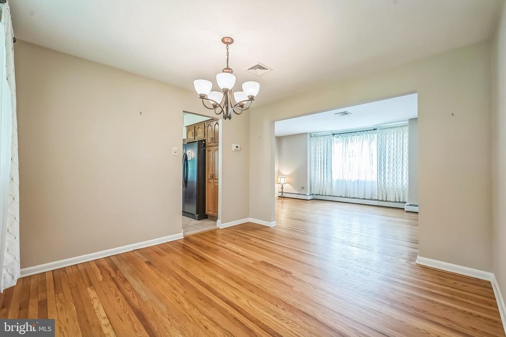 102 Meadowood Dr