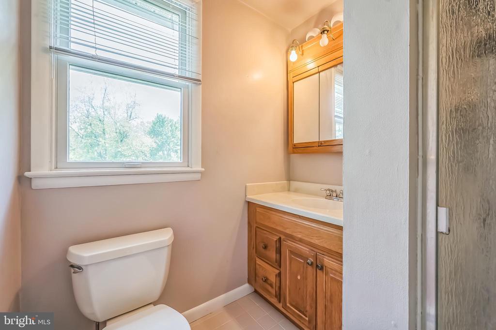 102 Meadowood Dr