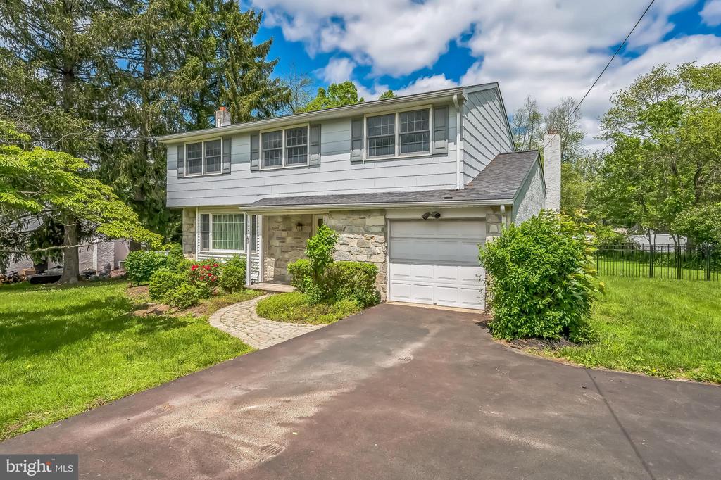 102 Meadowood Dr