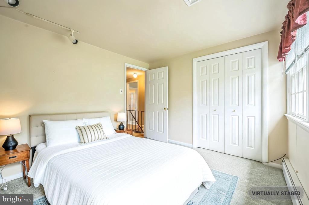 102 Meadowood Dr