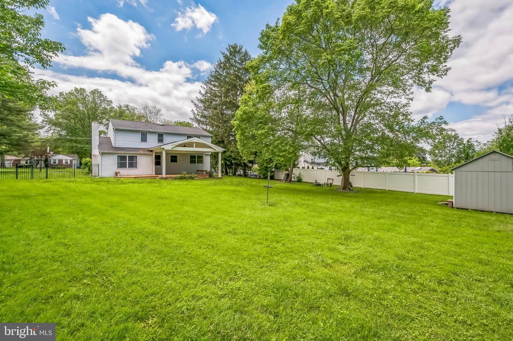 102 Meadowood Dr