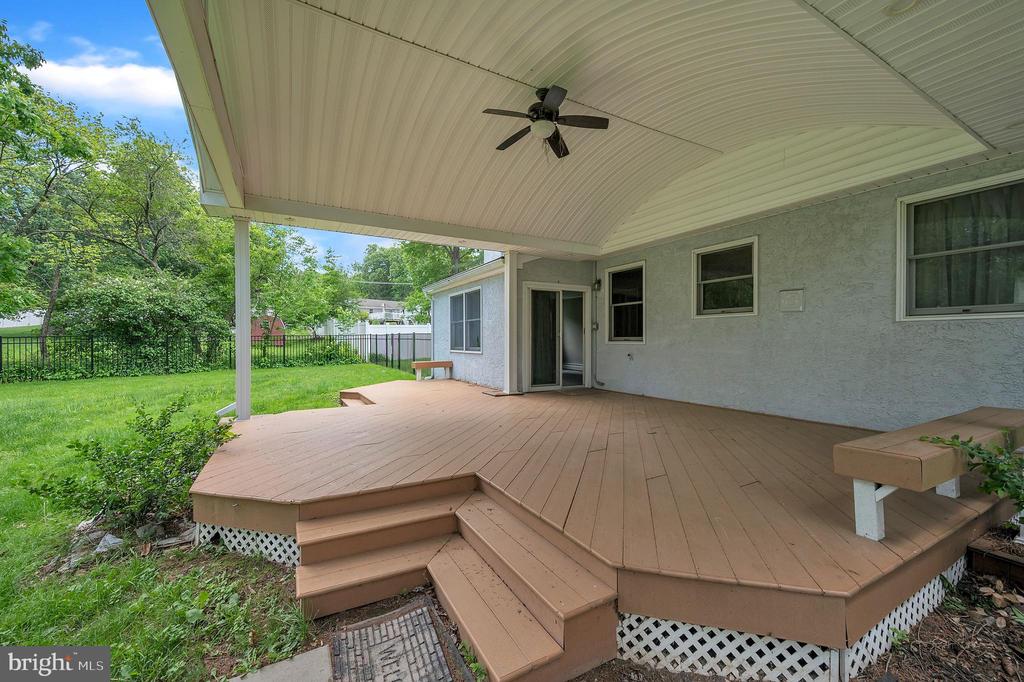 102 Meadowood Dr