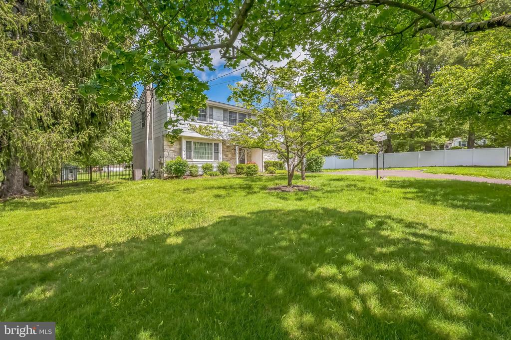 102 Meadowood Dr