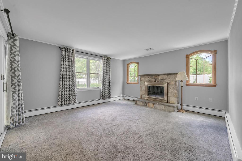 102 Meadowood Dr