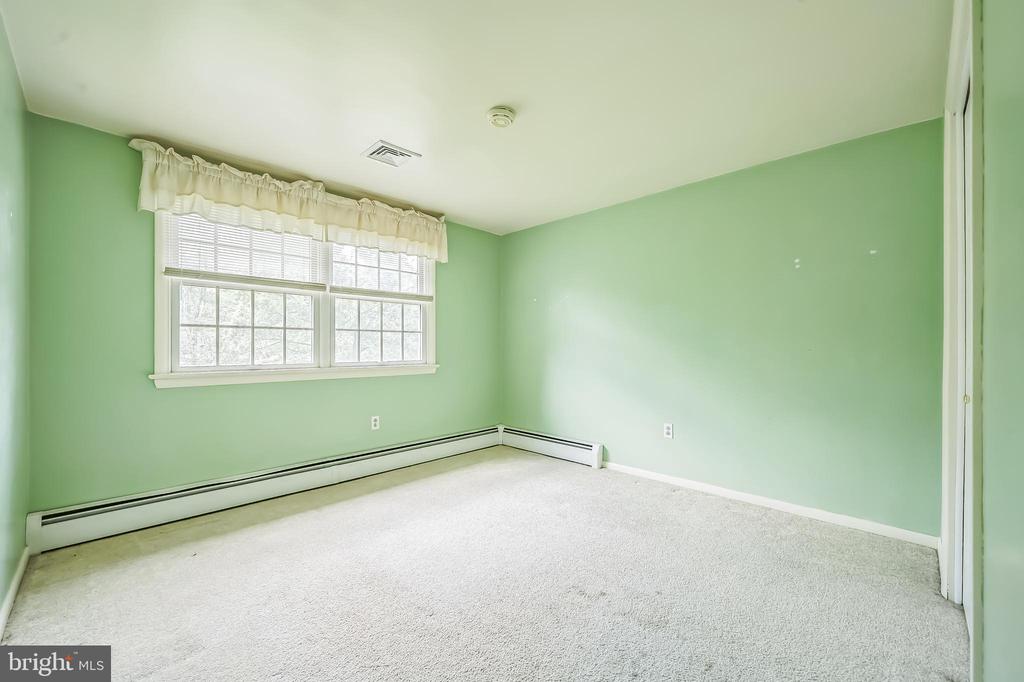 102 Meadowood Dr