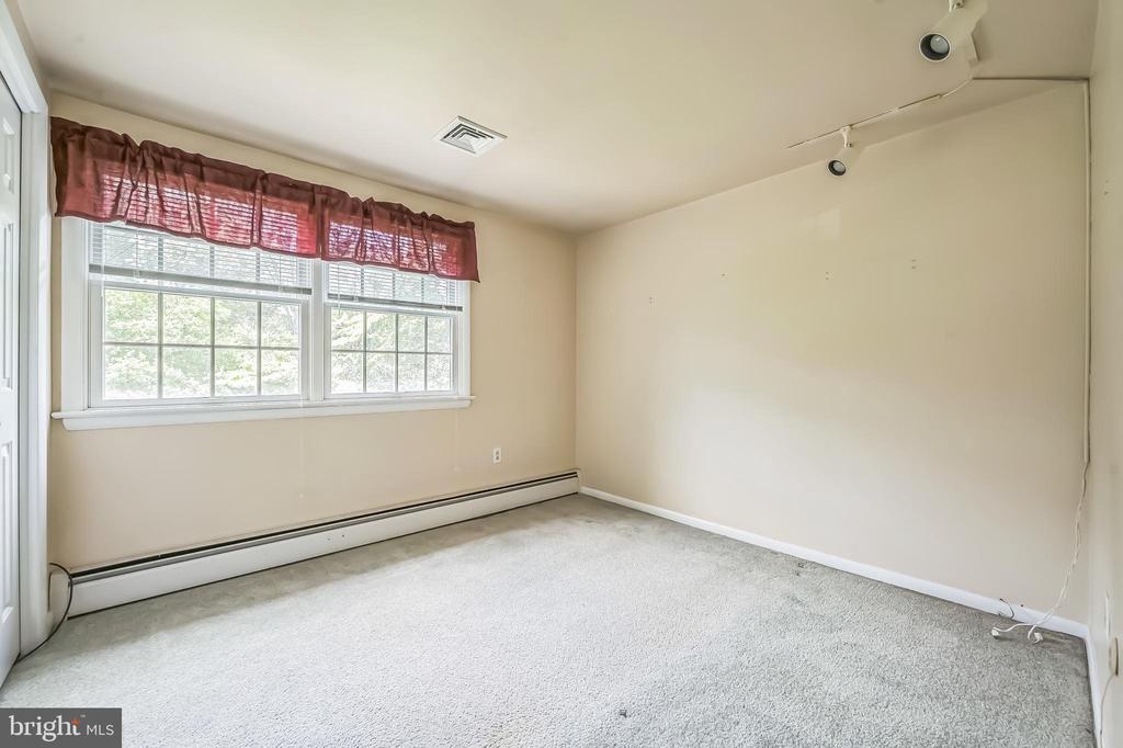 102 Meadowood Dr