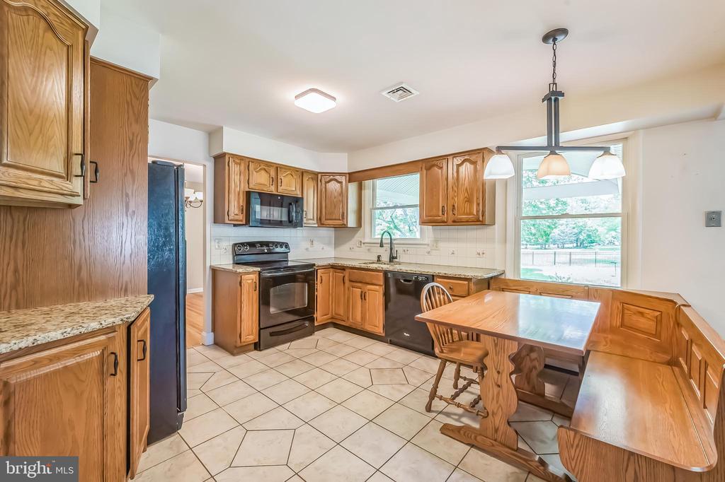 102 Meadowood Dr