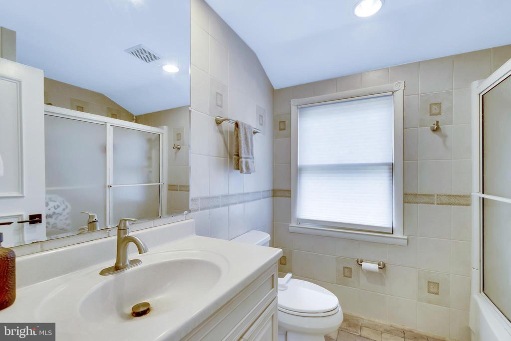 142 Colonial Dr