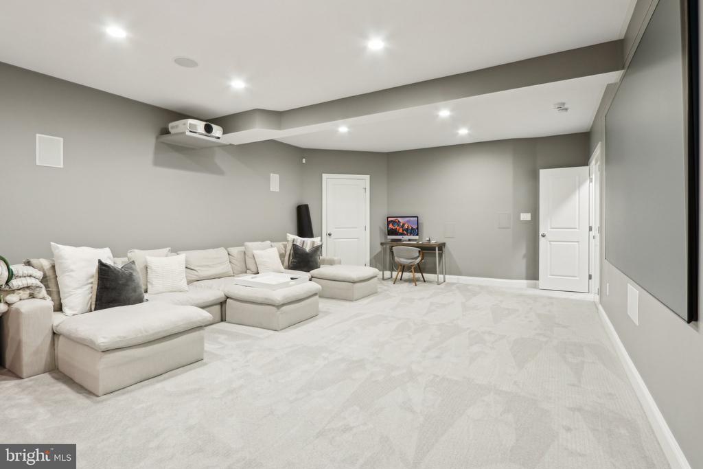 31 Dickinson Ln