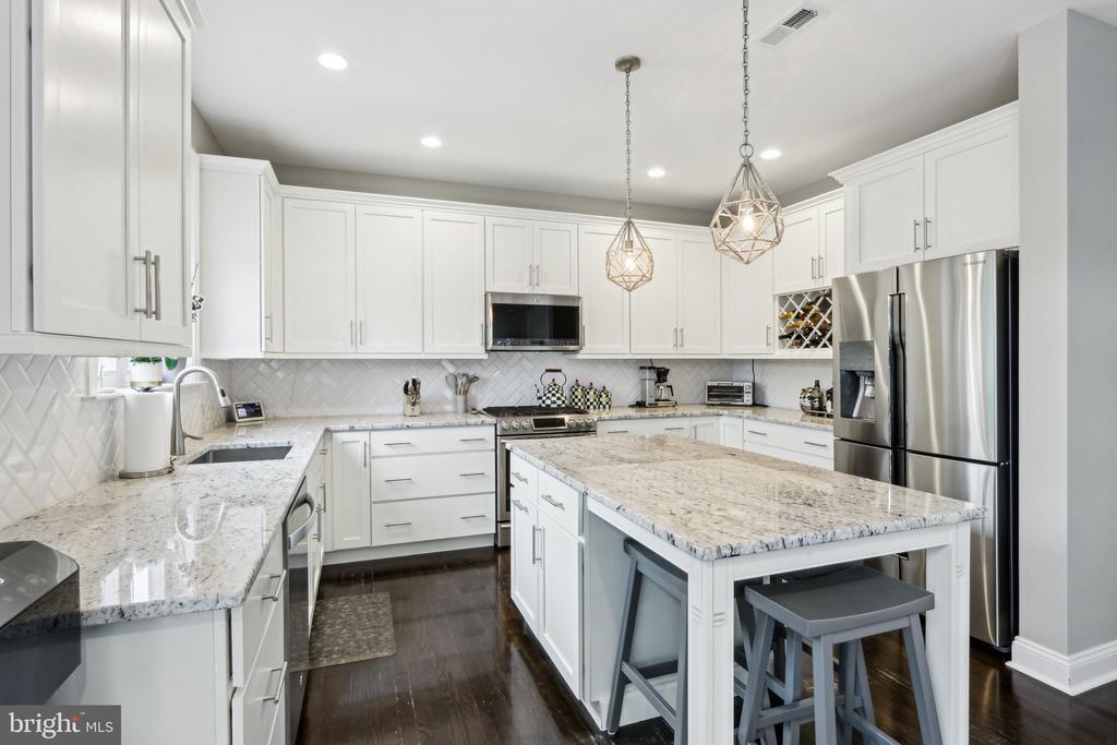 31 Dickinson Ln