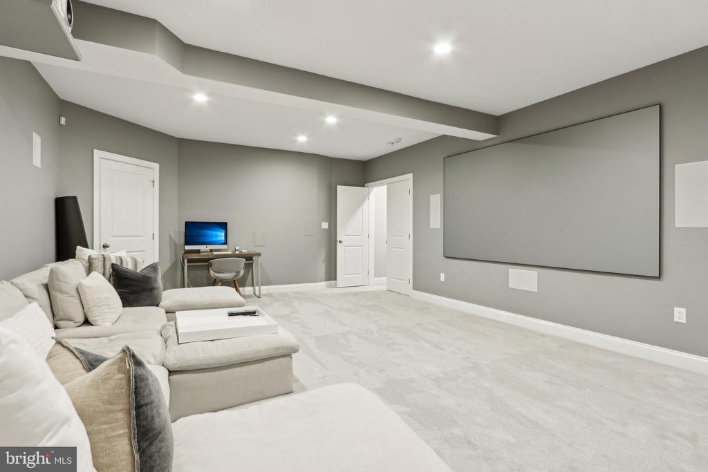 31 Dickinson Ln