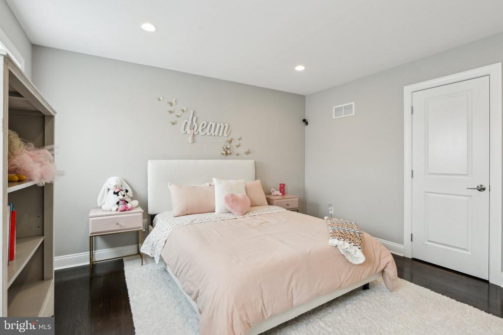 31 Dickinson Ln