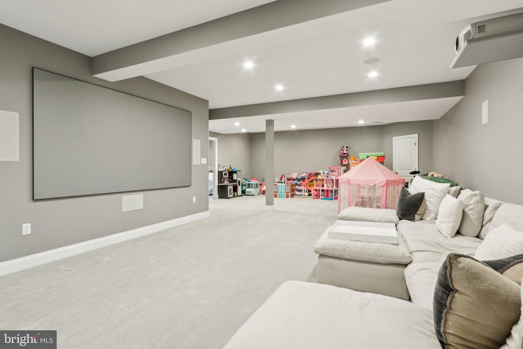 31 Dickinson Ln